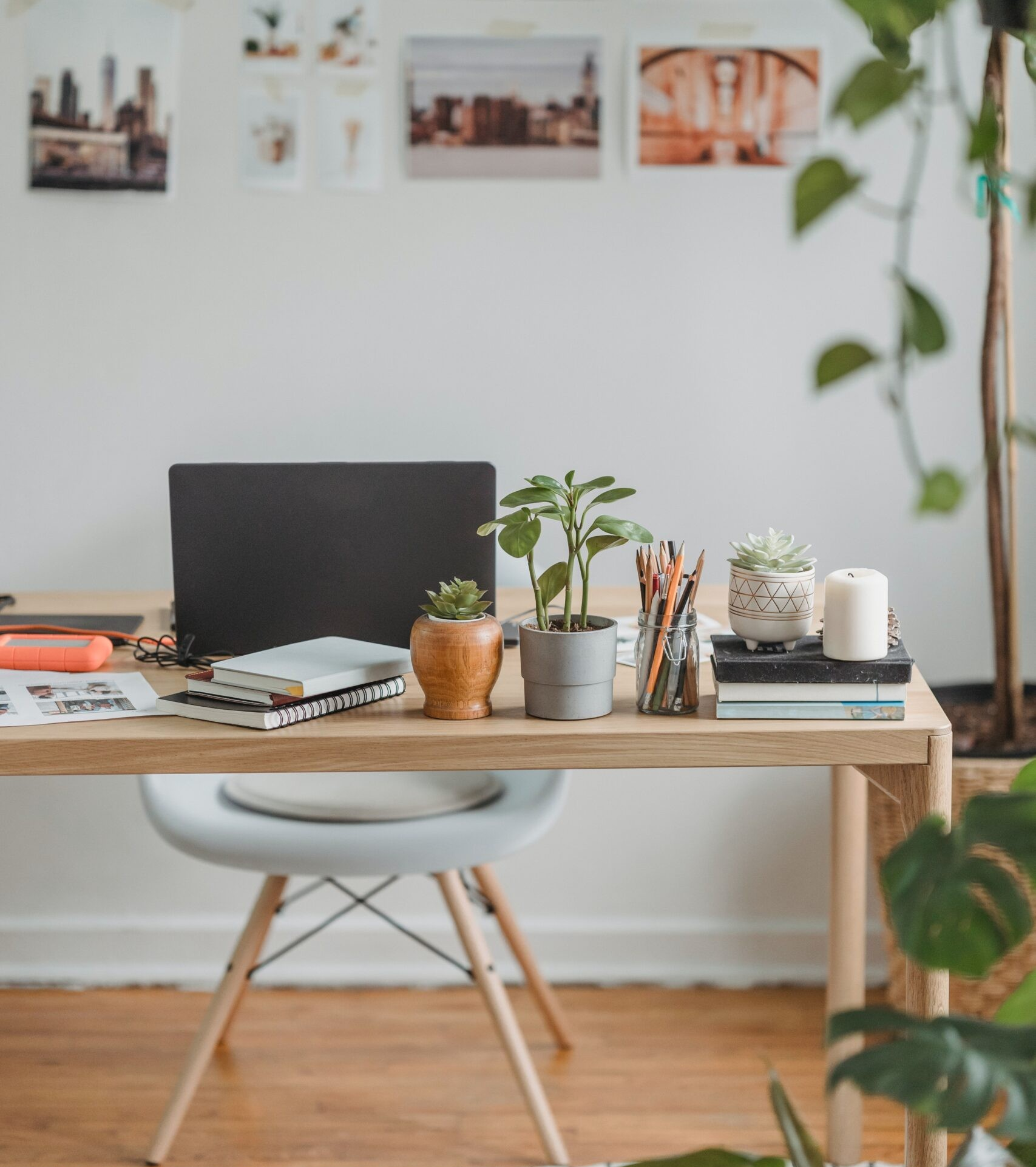 Thuiskantoor met houten bureau en planten