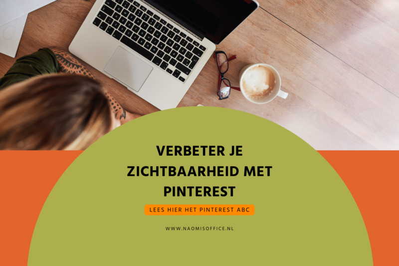 Tekst: Verbeter je zichtbaarheid met Pinterest, lees hier het pinterest abc. Met foto van laptop, bril en koffie op een houten ondergrond.